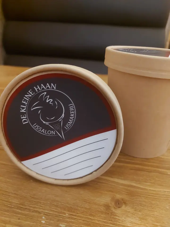 Een pot ijs van ijssalon De Kleine Haan