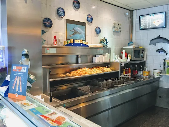 De frituur met dolfijnen aan de muur