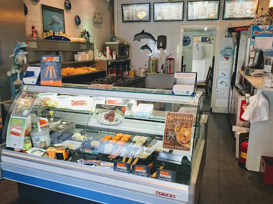 De snackvitrine met dolfijnen aan de muur